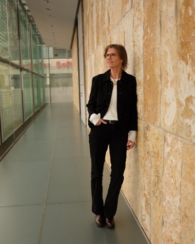 ueber mich, ok,claudia knorpp,flur,blick seitlich,horizontal,8